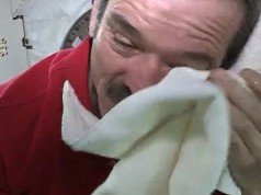ВИДЕО: Може ли да плачете во вселената?