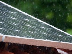 Соларни панели кои генерираат енергија и кога врне