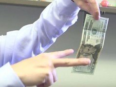 Зошто не можете да фатите банкнота помеѓу прстите?