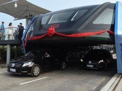 Кина го тестираше автобусот кој вози над автомобилите