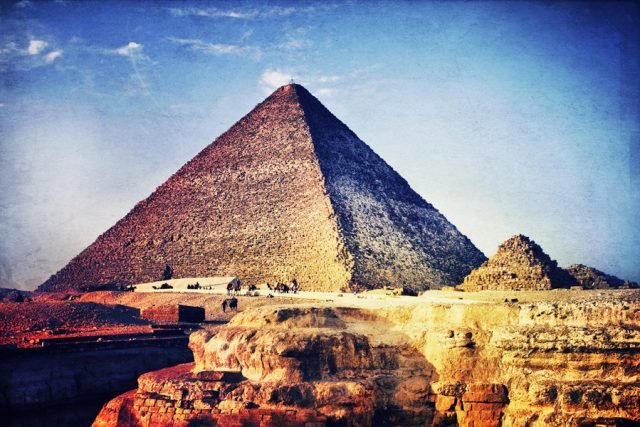 the_great_pyramid_of_giza_by_caie143-d5w9w8k