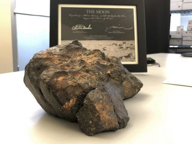 moon-rock-auction1